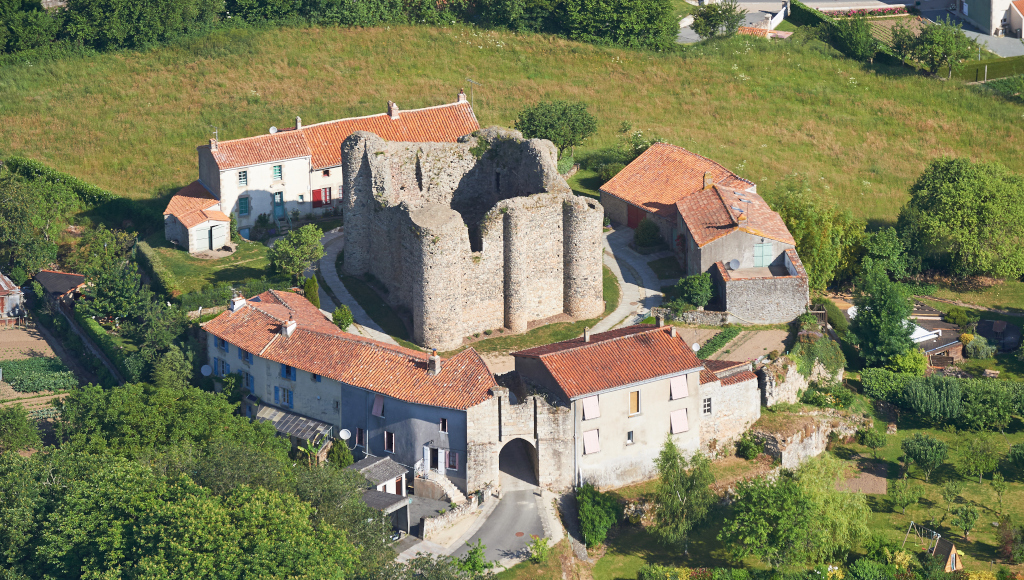 Le donjon historique classé monument de France dans le village Les Châtelliers Châteaumur.